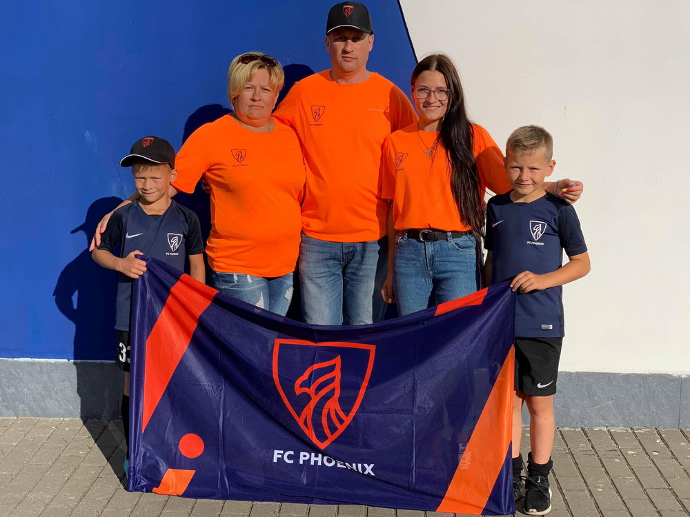 Семья Ильиных: дядя за племянника, бабушка за внука, сестра за брата