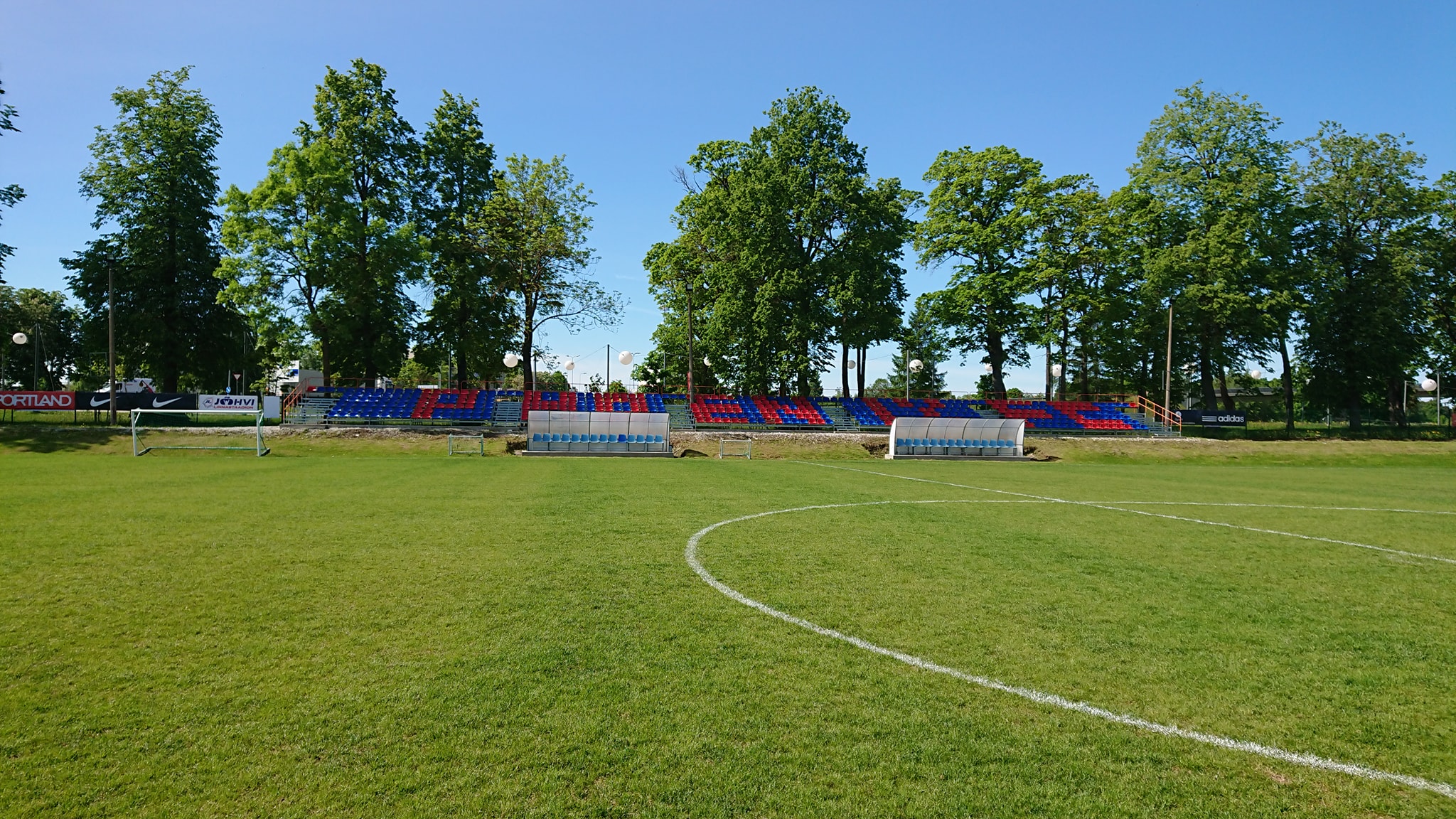 Новые скамеки для запасных игроков на йыхвиском стадионе