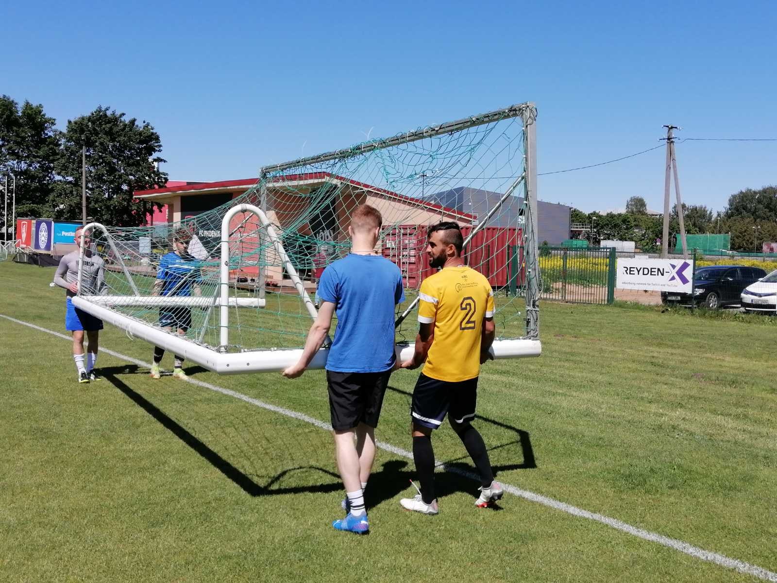 Любишь в футбол играть, люби и ворота носить!